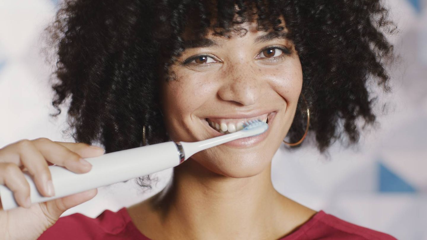 El cepillo de dientes sónico Philips Sonicare DiamondClean Smart te permitirá disfrutar de una limpieza profunda.