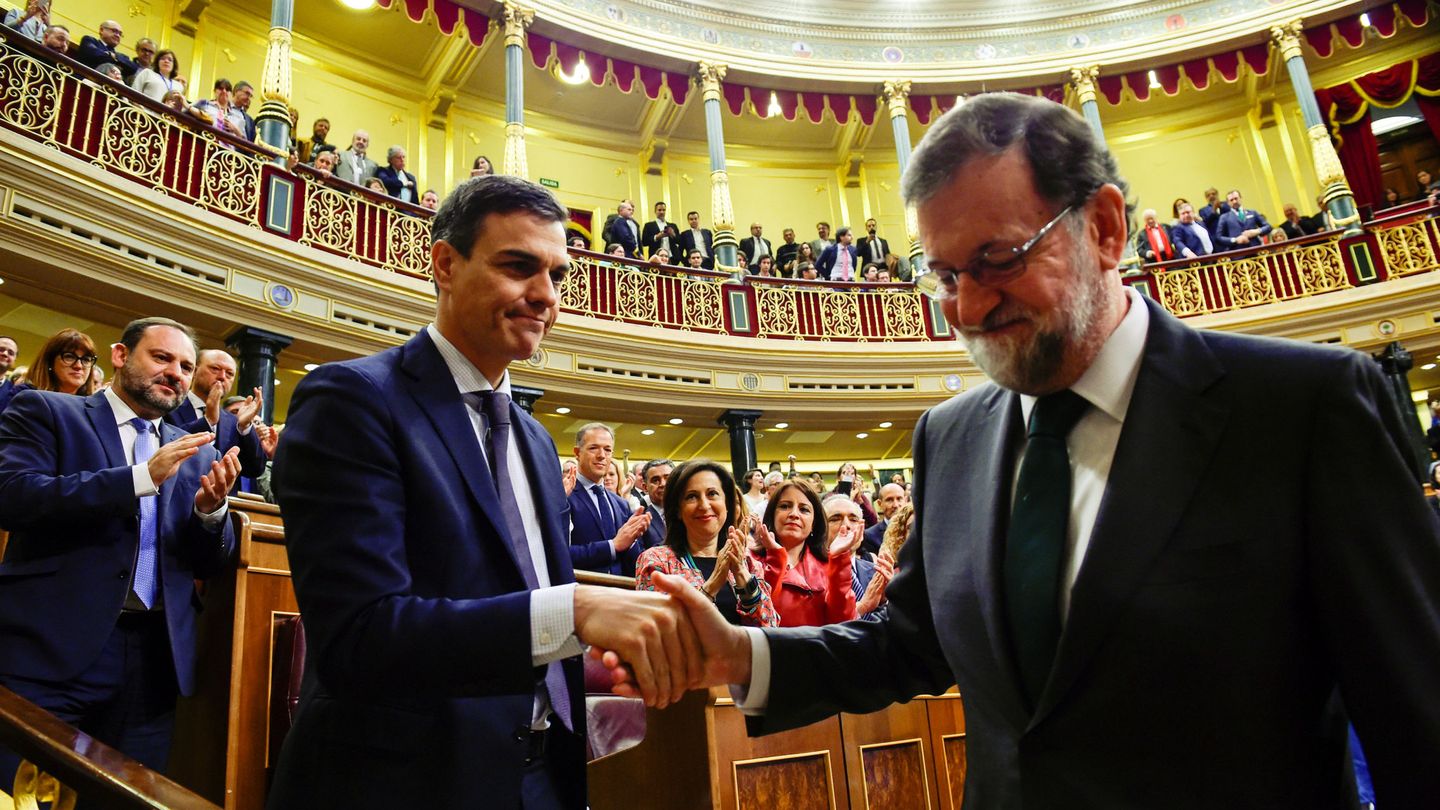 Mariano Rajoy felicita a Pedro Sánchez tras la moción de censura. (Reuters)