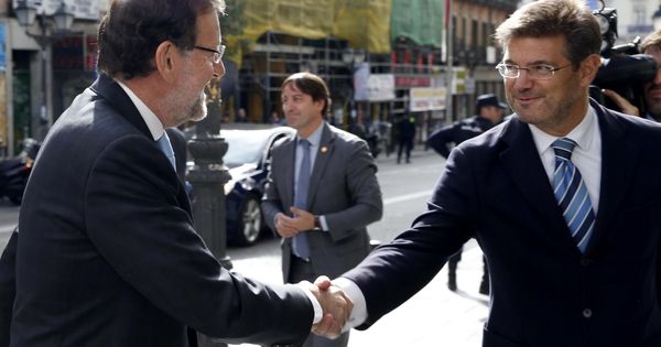 Foto: El presidente del Gobierno, Mariano Rajoy, y el ministro de Justicia, Rafael Catalá. (EFE) 