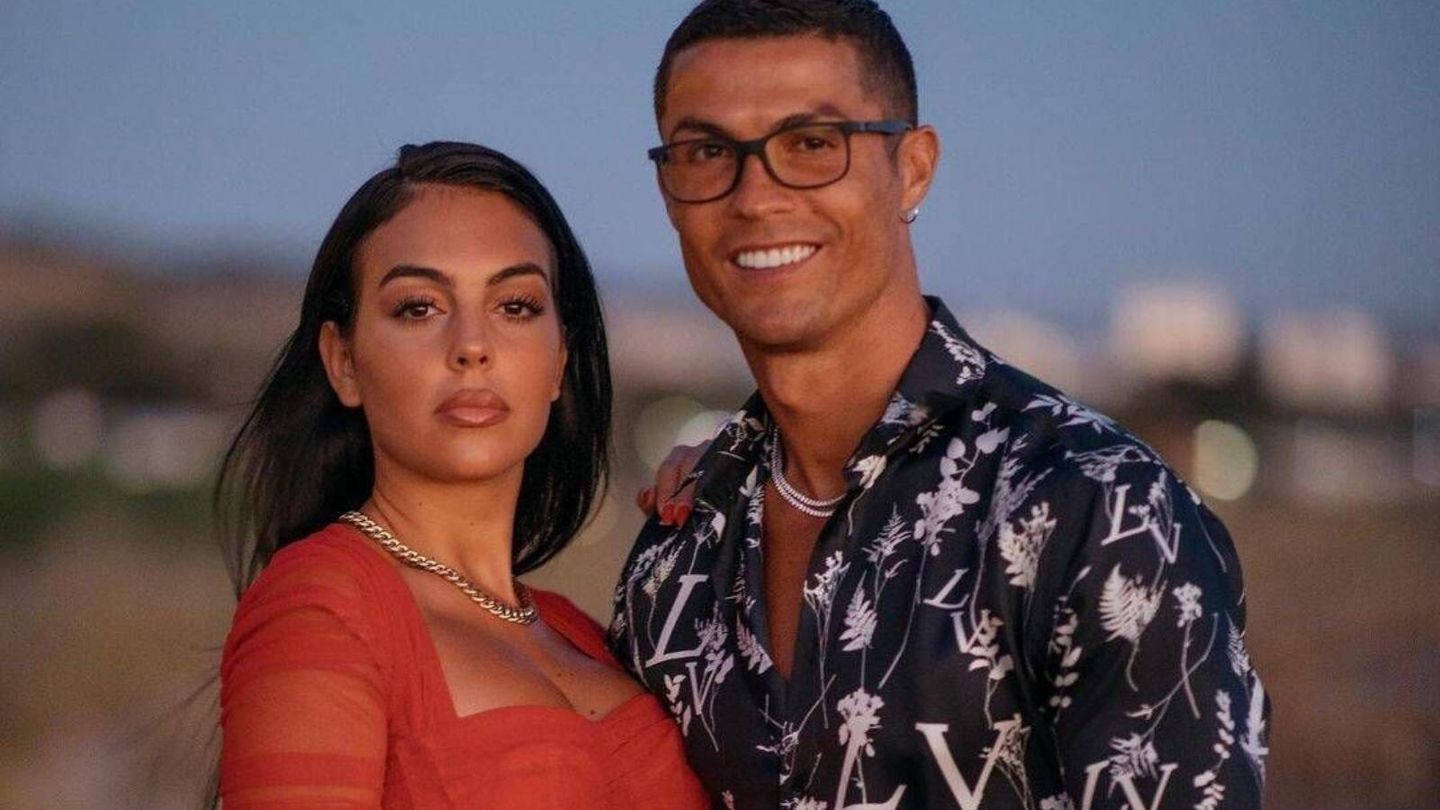 Georgina Rodríguez y Cristiano Ronaldo,  en una fotografía de sus redes sociales. (Instagram/@cr7)