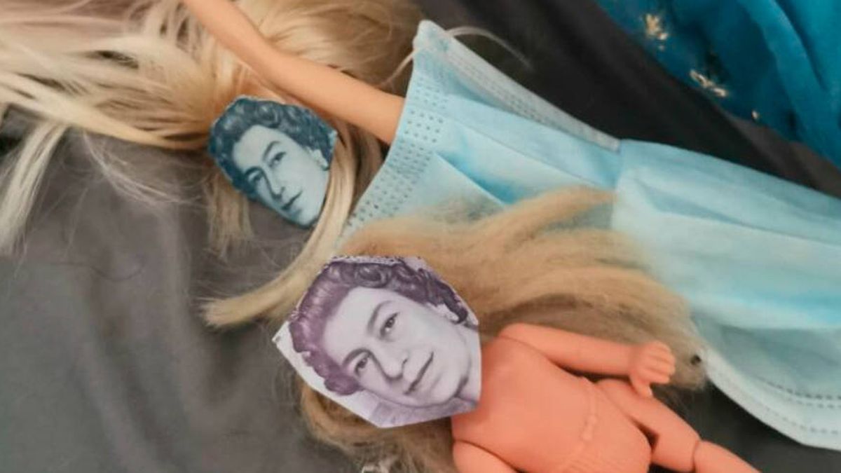 Una niña rompe los billetes de su madre para usar las caras con sus muñecas