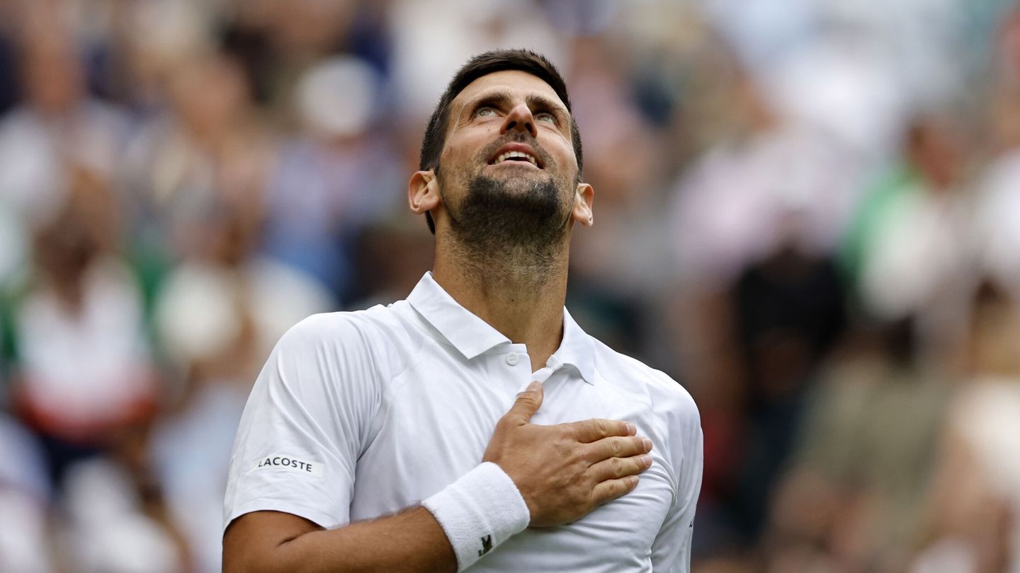 Novak Djokovic mira al cielo tras ganar a Andrey Rublev. (EFE/EPA/Tolga Akmen)