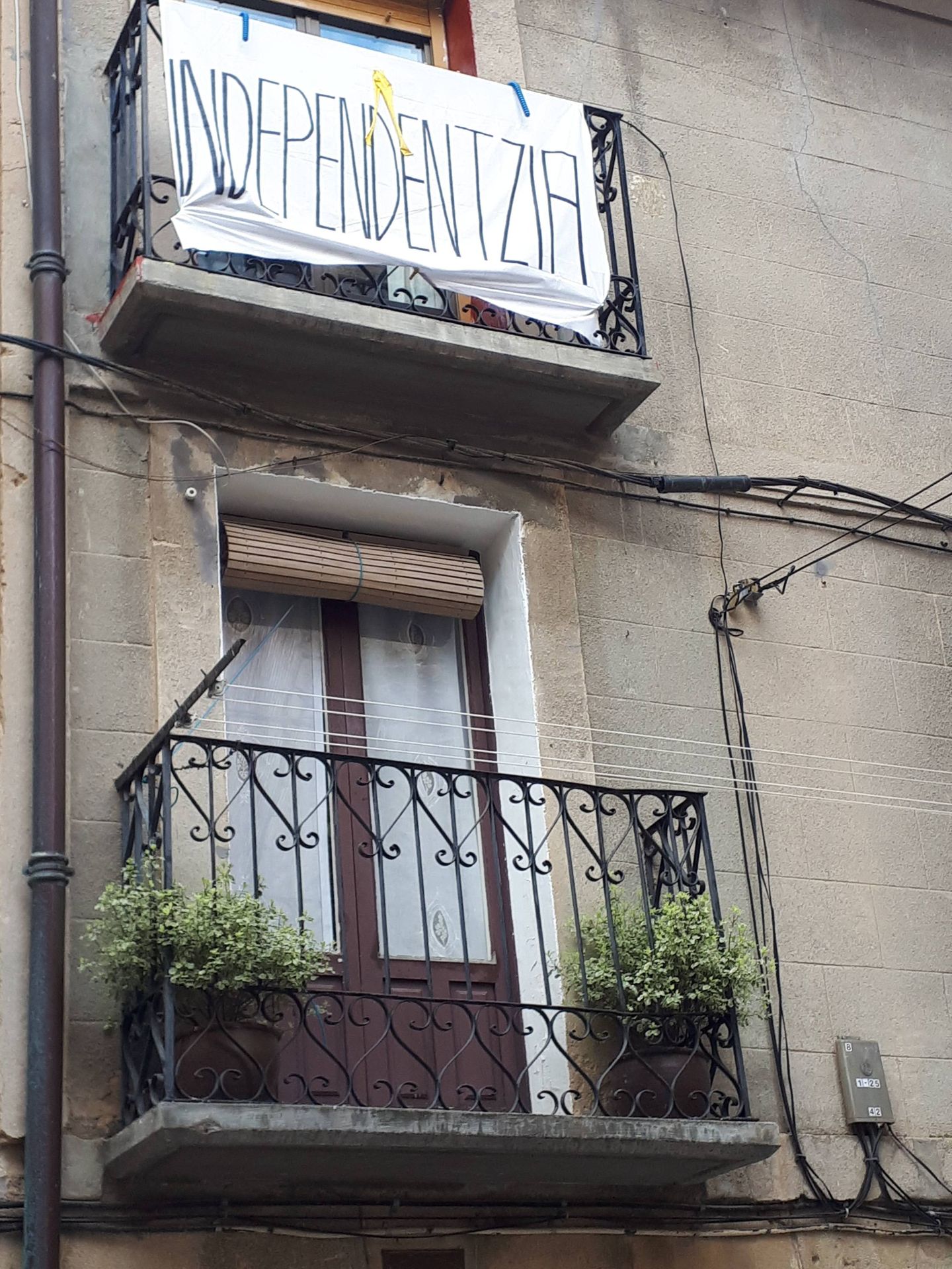 Una pancarta a favor de la independencia y con un lazo amarillo cuelga de un balcón en Laguardia. (J. M. A.)