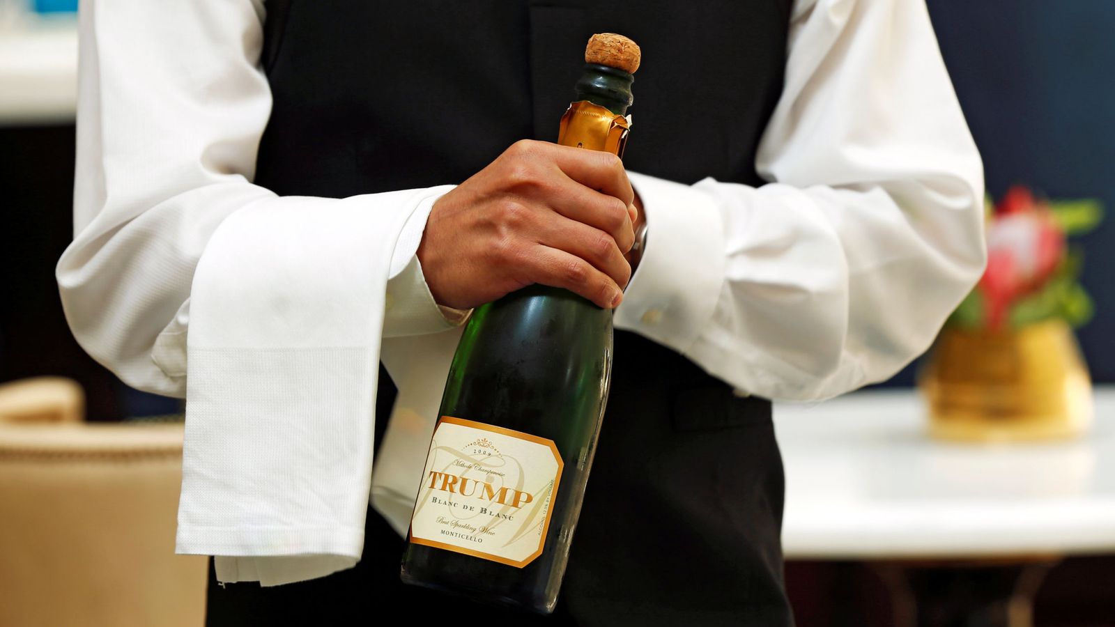 Foto: Un camarero ofrece champán 'Trump' a los clientes del nuevo hotel abierto por el candidato republicano en Washington (Reuters)