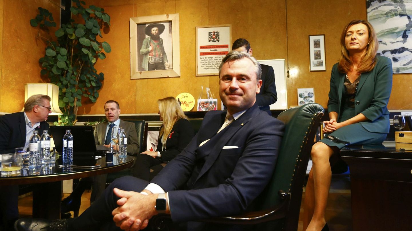 Norbert Hofer, junto a su mujer, Verena, en su despacho, en Viena, el 4 de diciembre de 2016. (Reuters)