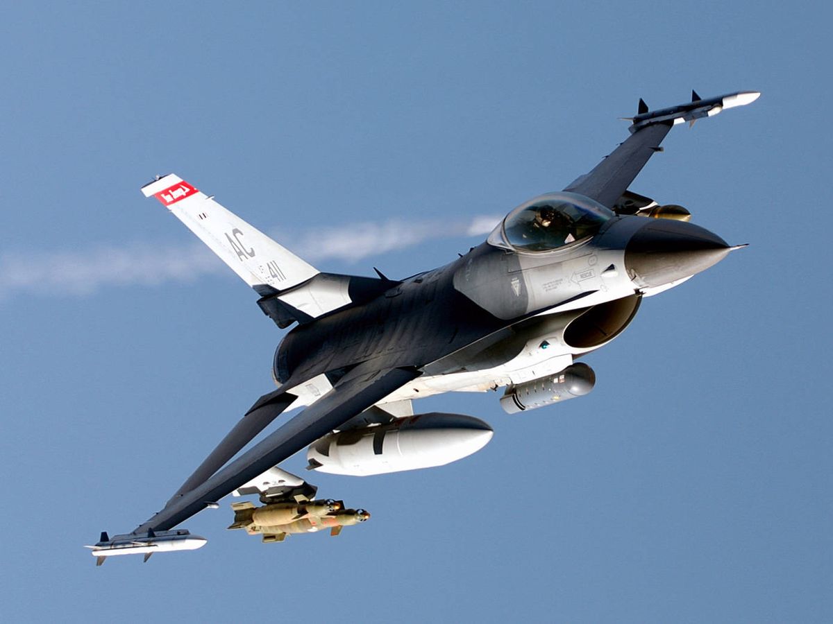 Foto: Un F-16 sobrevolando el cielo de Irak. (USAF)