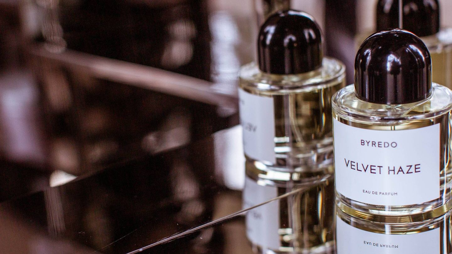 Los perfumes con notas más intensas deben ser la base del layering. (Unsplash)