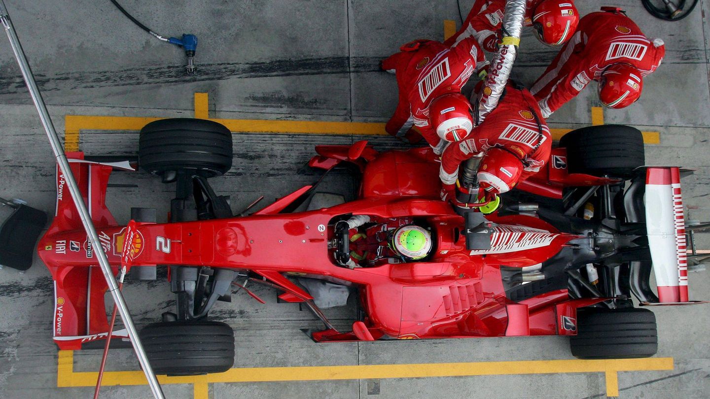 La manguera de repostaje se quedó enganchada al coche al salir del pit-lane y aquello fue lo que costó el Mundial 2008 a Massa. (EFE/Matteo Bazzi)