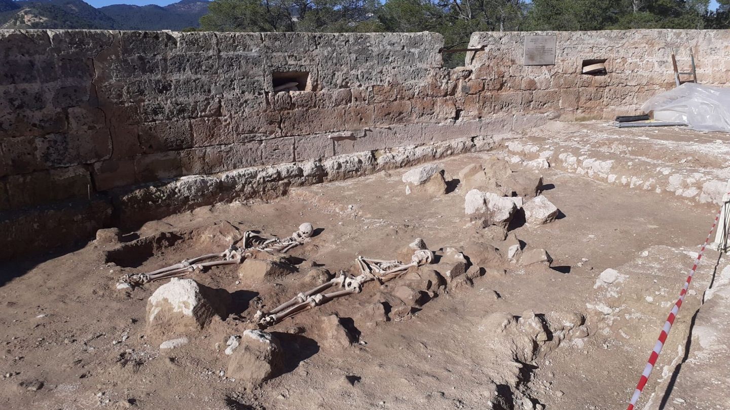 Los restos enterrados de dos adultos en posición decúbito supino en el castillo de Bellver, Mallorca (EFE/Ayuntamiento de Palma)