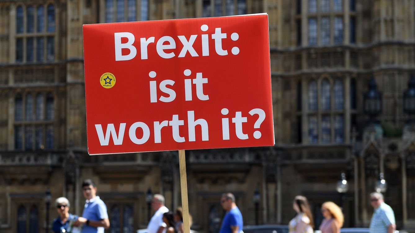 Foto: Una pancarta contra el Brexit, colocada en los alrededores del Parlamento en Londres. (EFE/Andy Rain)