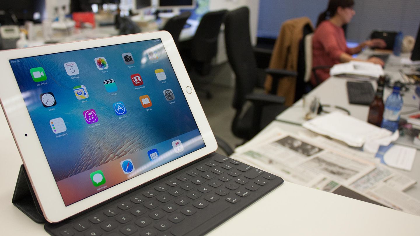 El teclado del iPad Pro de 9,7' puede ser algo incómodo. Sobre todo si lo comparamos con la versión de 12'. (Enrique Villarino)