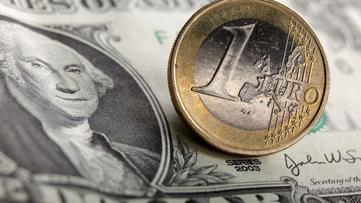 El euro sigue su 'agosto rojo' tras las contradicciones del índice ZEW 
