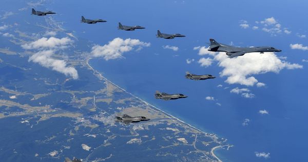 Foto: Cazas y bombarderos de EEUU sobrevuelan la península coreana.(EFE)