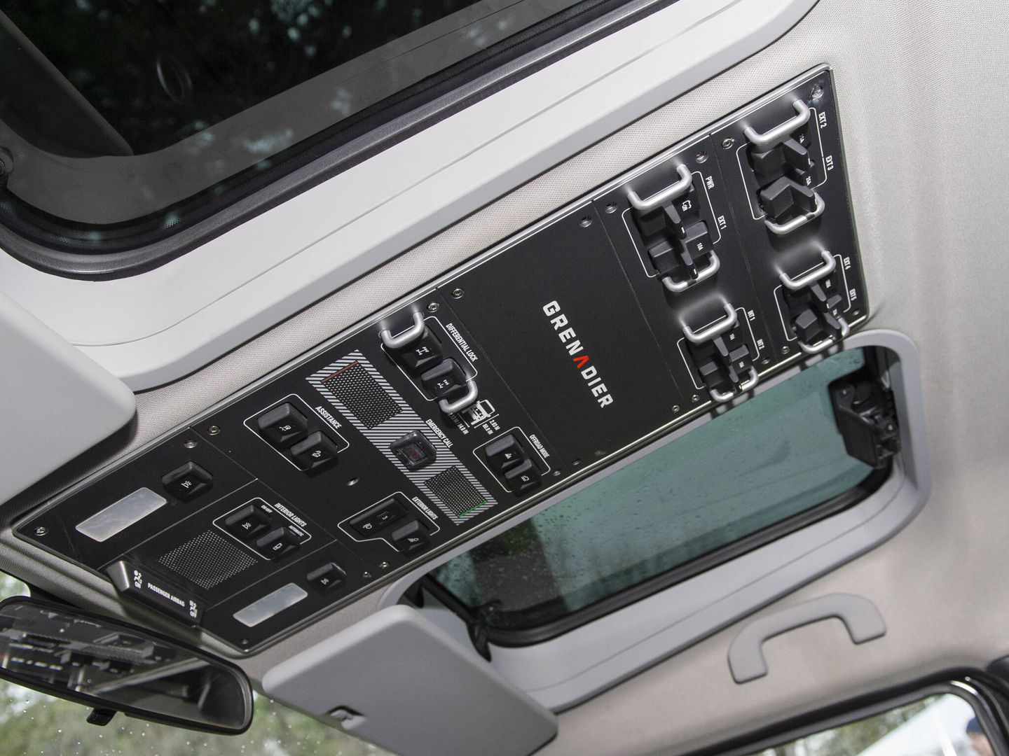 Los mandos del techo, grandes y muy separados, son accesibles para el conductor y el copiloto.