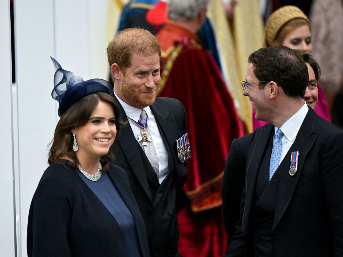 Foto: Harry, junto a su prima Eugenia y Jack Brooksbank en la coronación de Carlos III. (Reuters/Pool/Toby Melville) 