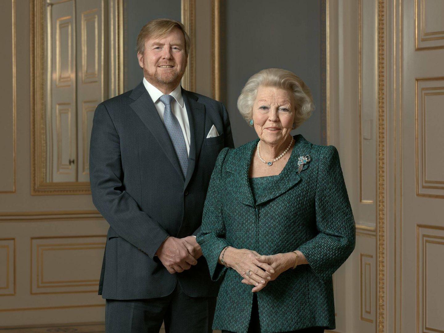 Beatriz, junto a su hijo, el rey Guillermo Alejandro. (Casa Real Holanda)