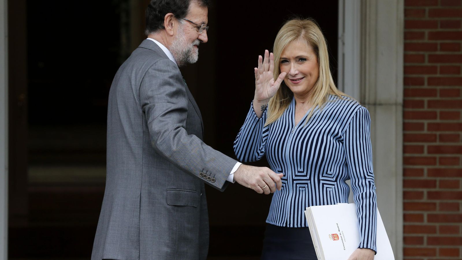 Foto: El presidente en funciones, Mariano Rajoy, junto a la presidenta de la Comunidad de Madrid, Cristina Cifuentes. (Efe)