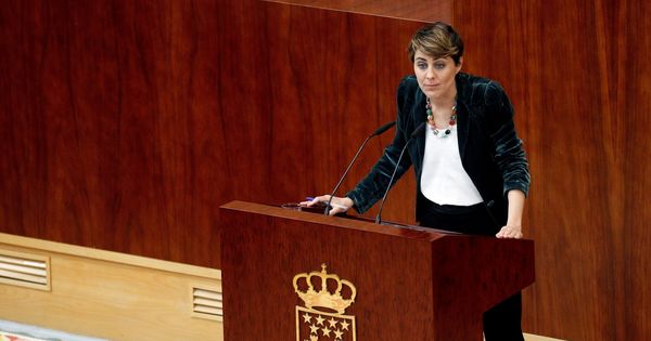 Foto: La portavoz de Podemos, Lorena Ruiz-Huerta, durante el pleno extraordinario de la Asamblea de Madrid en el que Cristina Cifuentes compareció sobre el caso de su máster. (EFE)