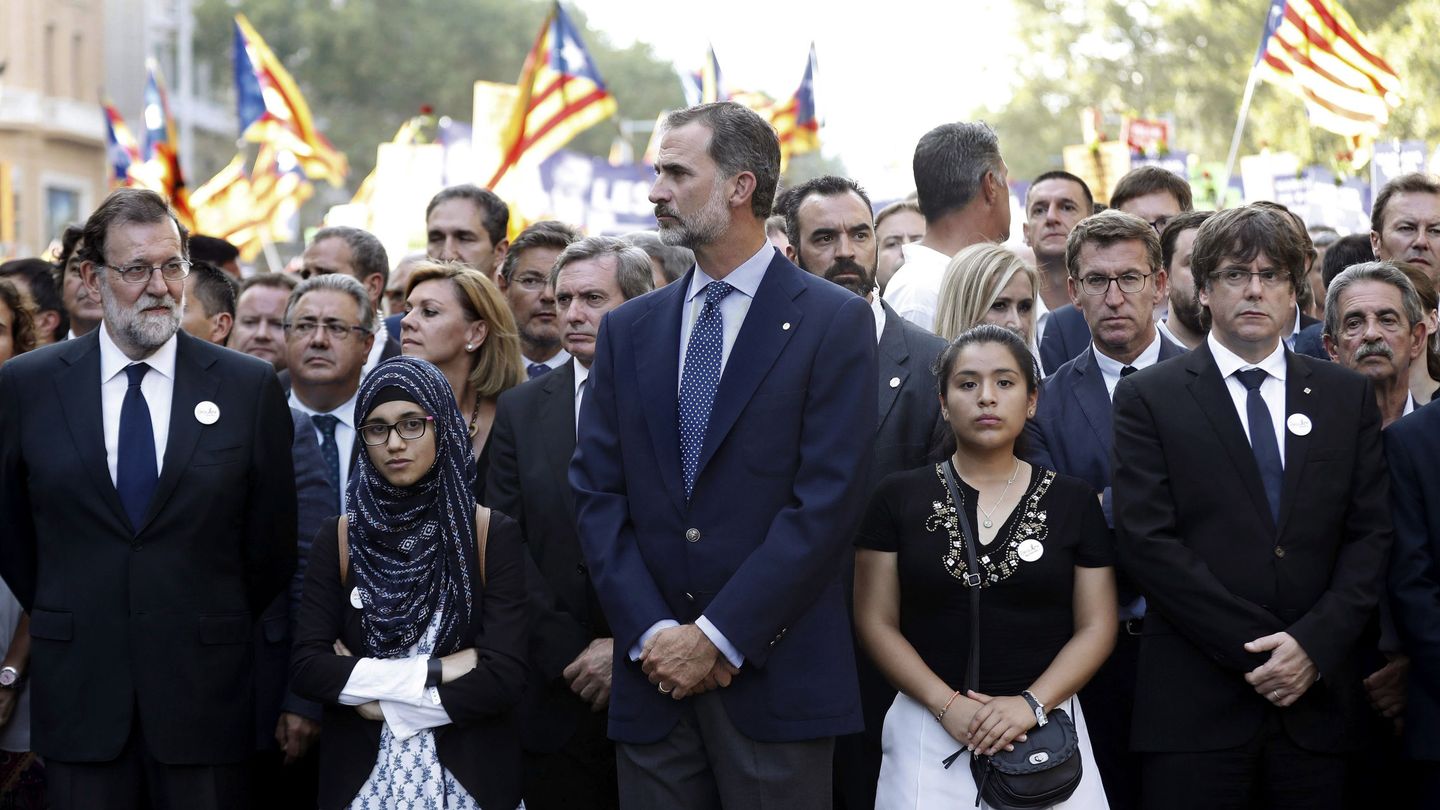 Felipe VI, junto a los presidentes del Gobierno, Mariano Rajoy (i), y de la Generalitat, Carles Puigdemont (d), durante la manifestación. (EFE)