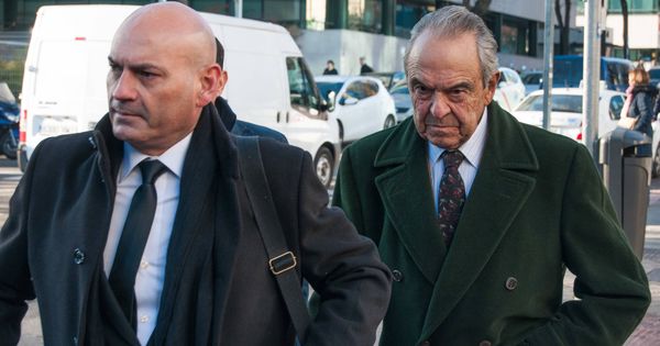 Foto: Jaime Botín (derecha), a su llegada al juzgado junto a su abogado, Javier Gómez Bermúdez. (Carmen Castellón)