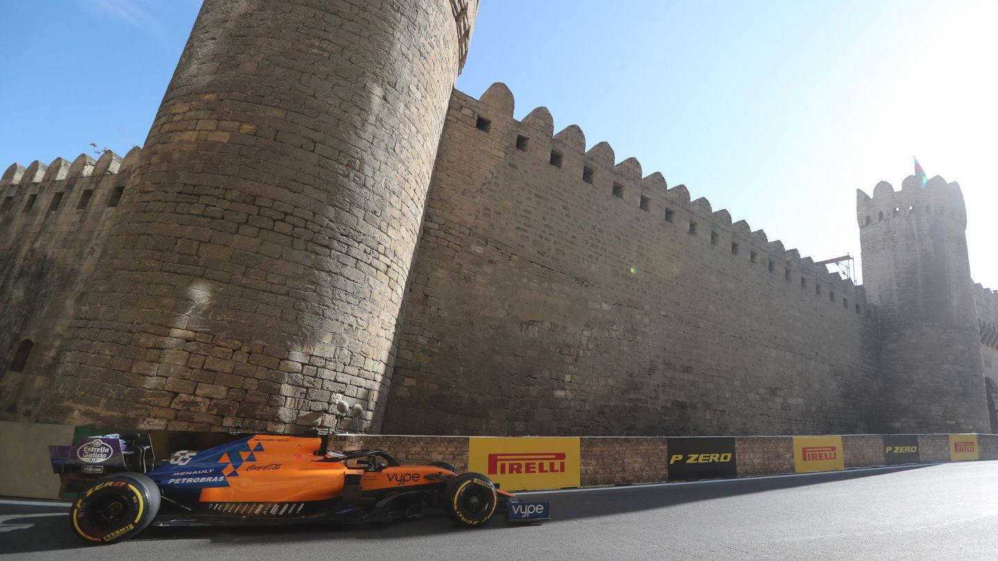 Carlos Sainz al volante del McLaren en Bakú. (EFE)