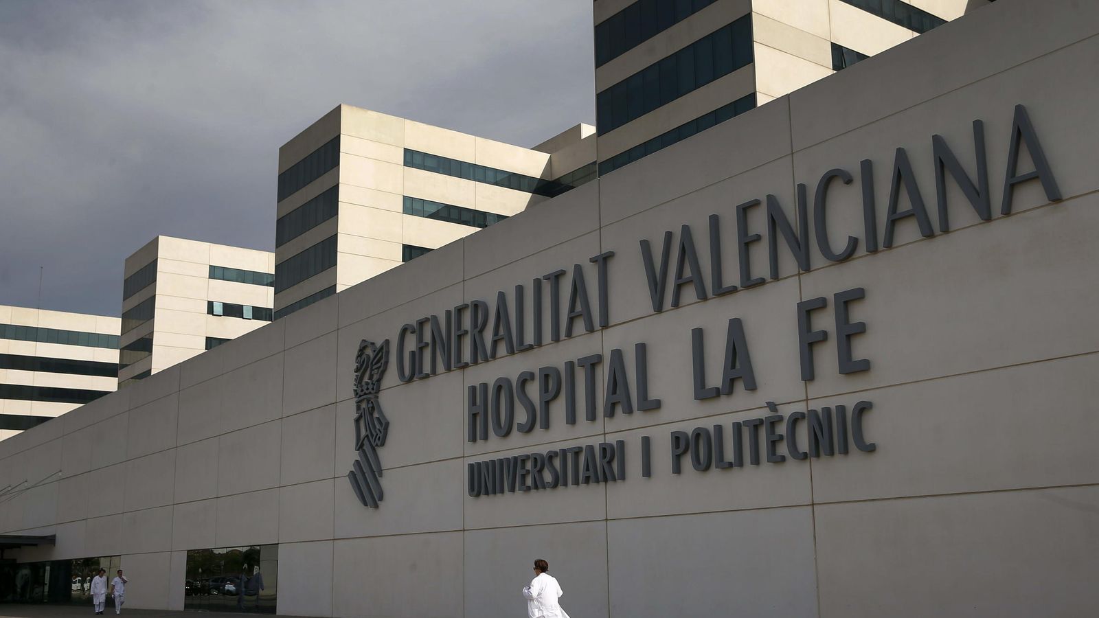 Foto: Imagen de archivo del hospital valenciano La Fe de Valencia. (EFE)