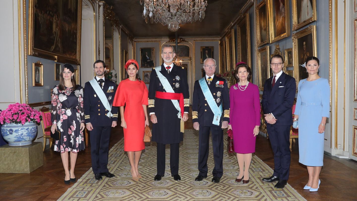 Los Reyes, junto a la familia real sueca en el interior de palacio. (Juanjo Martín/EFE)