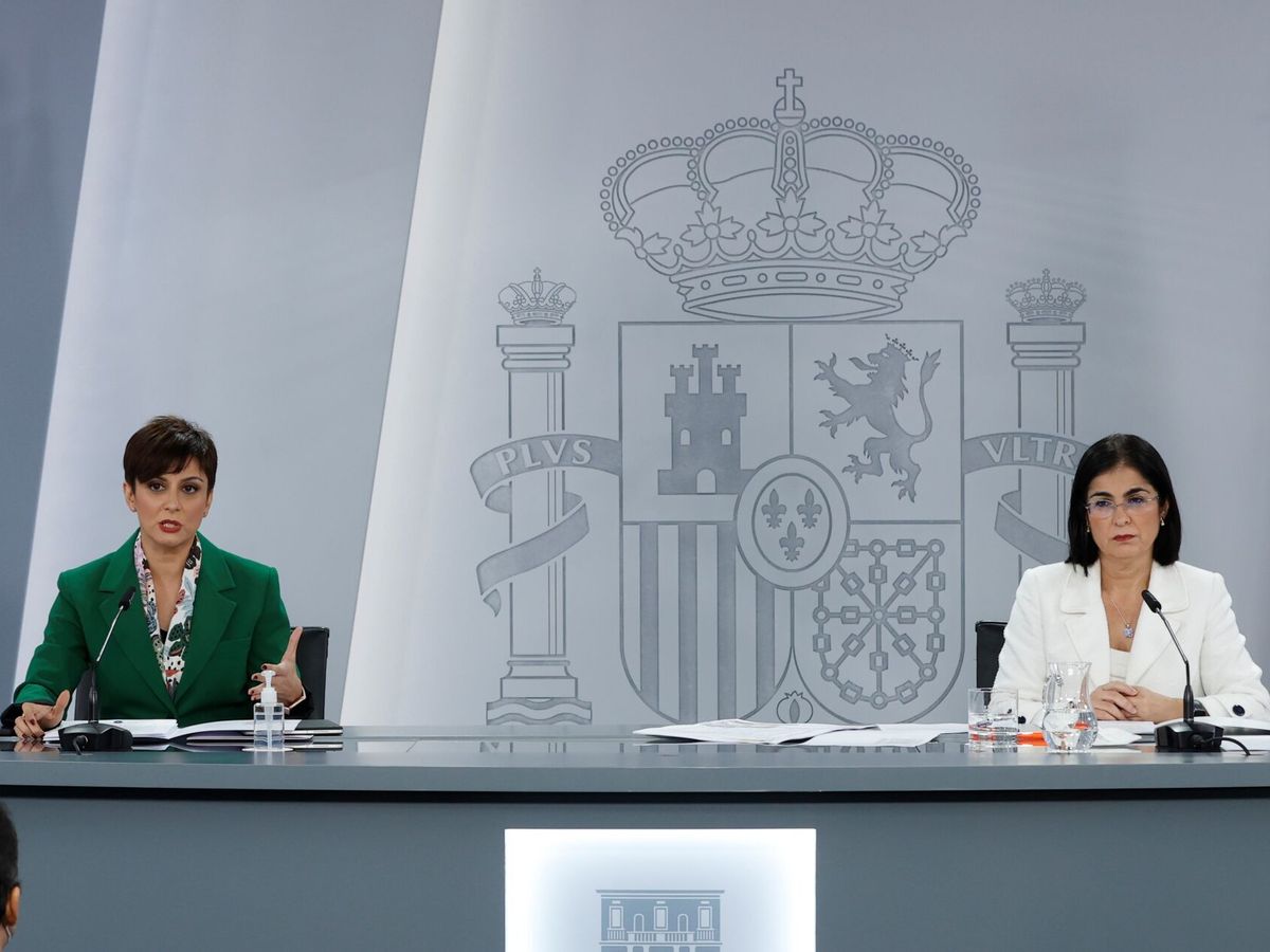 Foto: La portavoz del Gobierno y ministra de Política Territorial, Isabel Rodríguez (i), y la ministra de Sanidad, Carolina Darias. (EFE/J.J. Guillén) 
