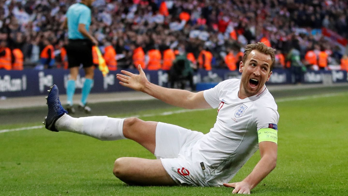 Harry Kane sonríe después de abrir la lata en un encuentro con la selección inglesa. (Reuters)
