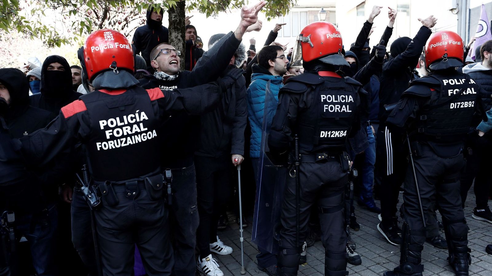 Foto: Efectivos de la Policía Foral frente a una manifestación que tiene lugar esta mañana en Alsasua en contra de la iniciativa "España Ciudadana". (EFE).
