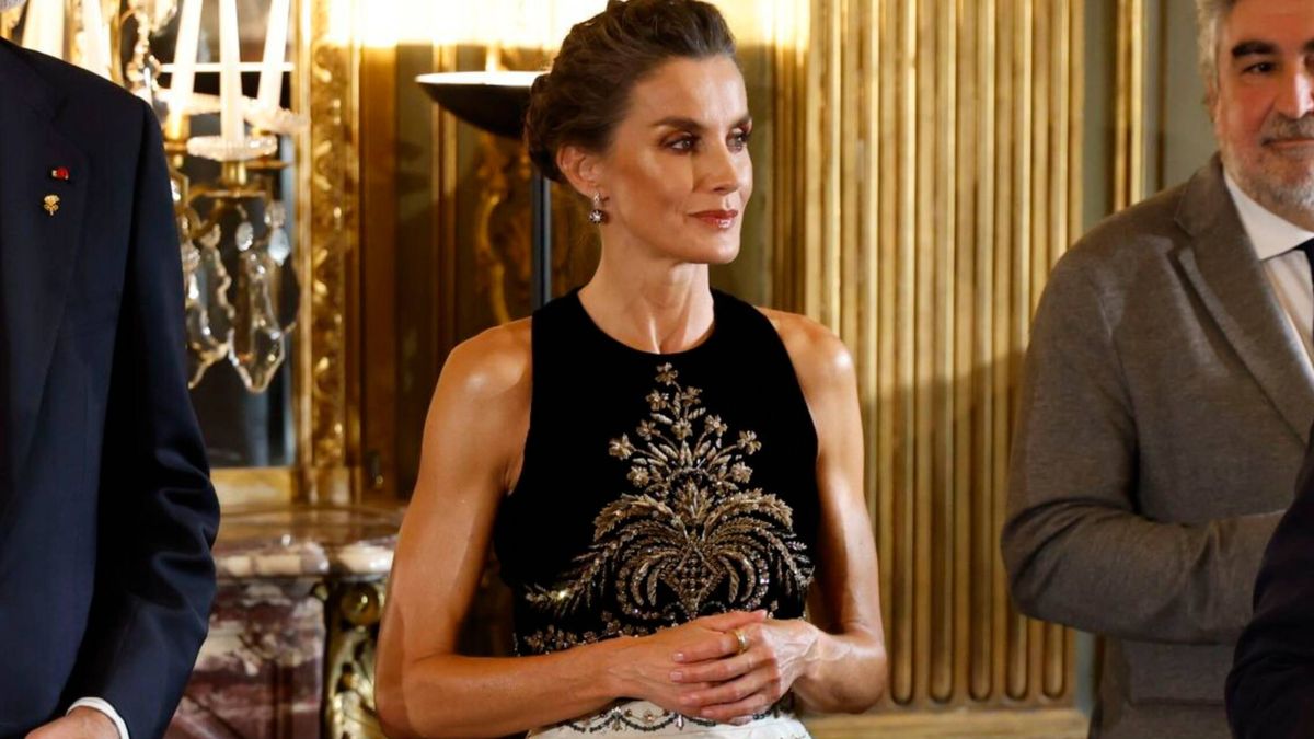 Estas dos palabras definen el vestido de Dior de la reina Letizia en París, según la prensa internacional