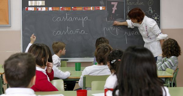 Foto: Una profesora, en un colegio público de El Masnou, Barcelona. (Reuters)