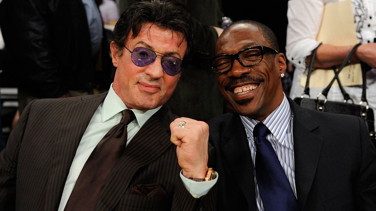Stallone y Eddie Murphy, viendo un partido de baloncesto en 2010. (Getty)
