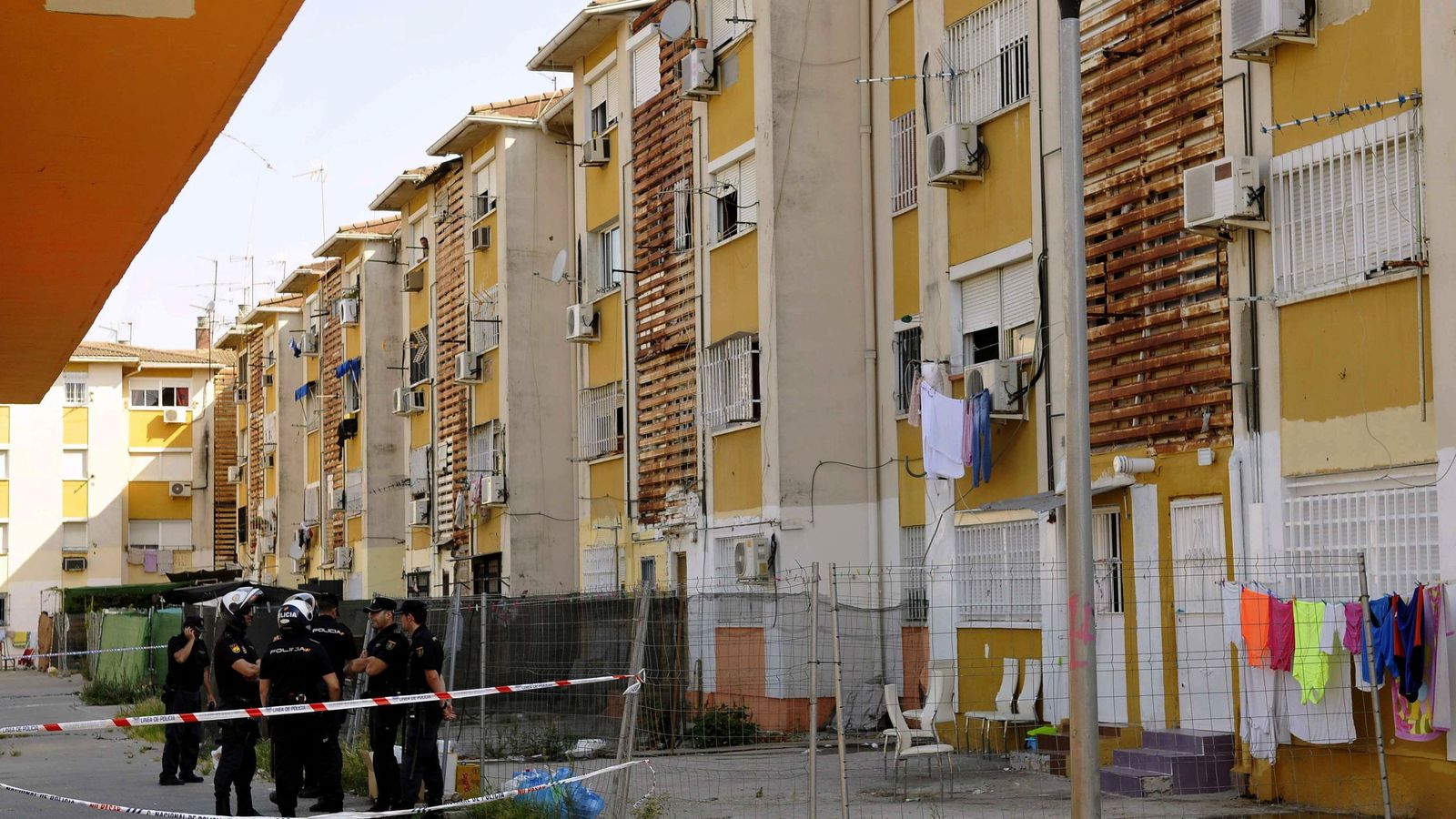 Foto: Imagen posterior al tiroteo en el edificio de las Tres Mil Viviendas de Sevilla donde falleció la menor. (EFE)