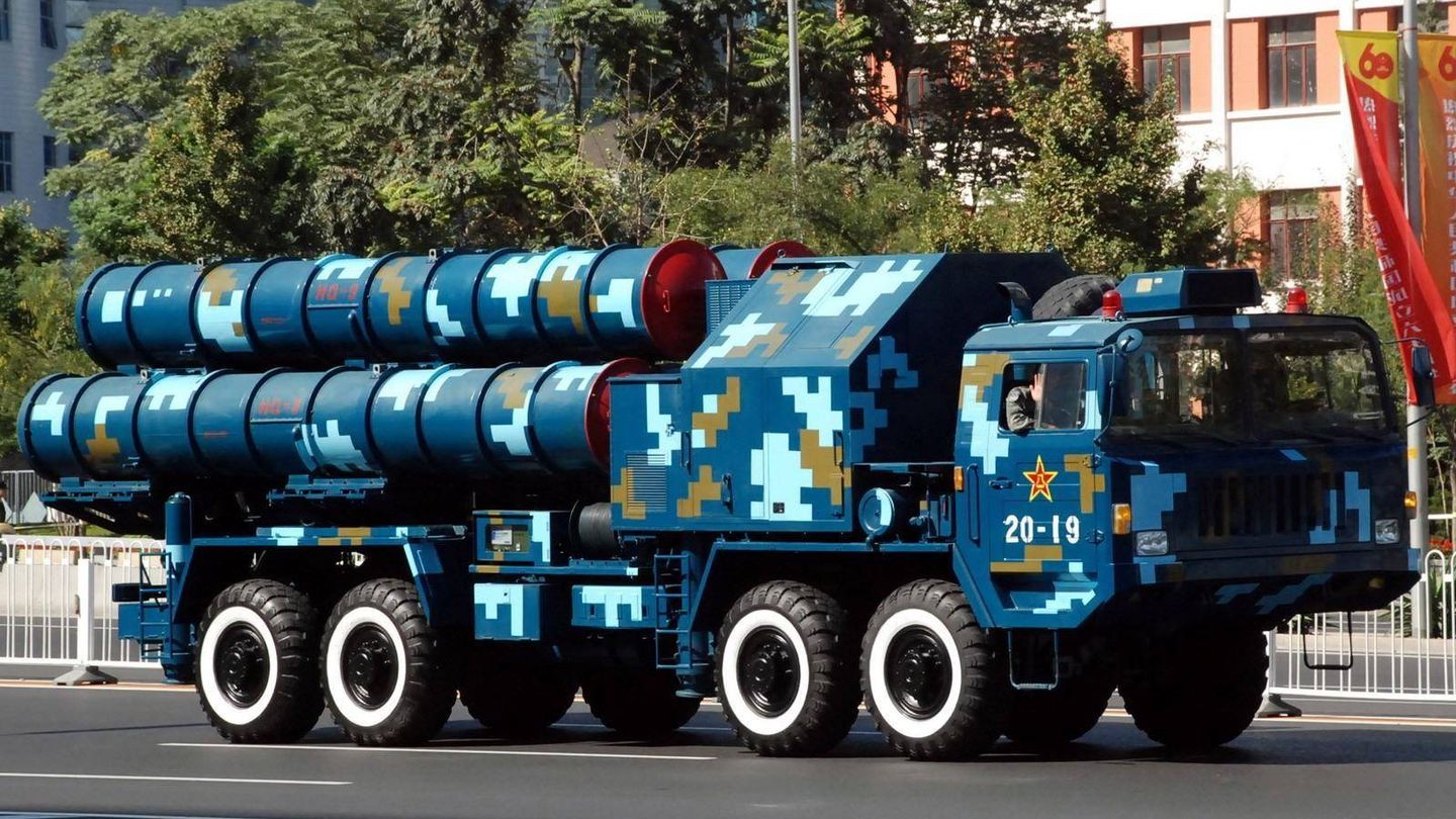 Lanzador de misiles antiiae?reos HQ-9, equivalente al S-300 ruso (Jian Kang)