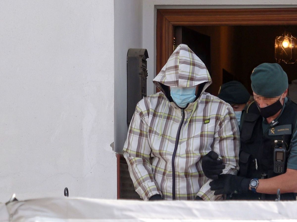 Foto: Un agente de la Guardia Civil de Zafra (Badajoz) escolta al autor confeso de la muerte de Manuela Chavero. (EFE)