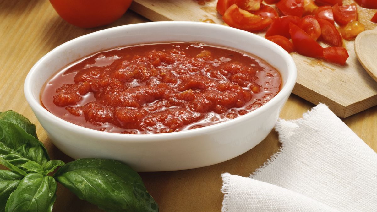 Las razones por las que te puede perjudicar comer salsa de tomate 