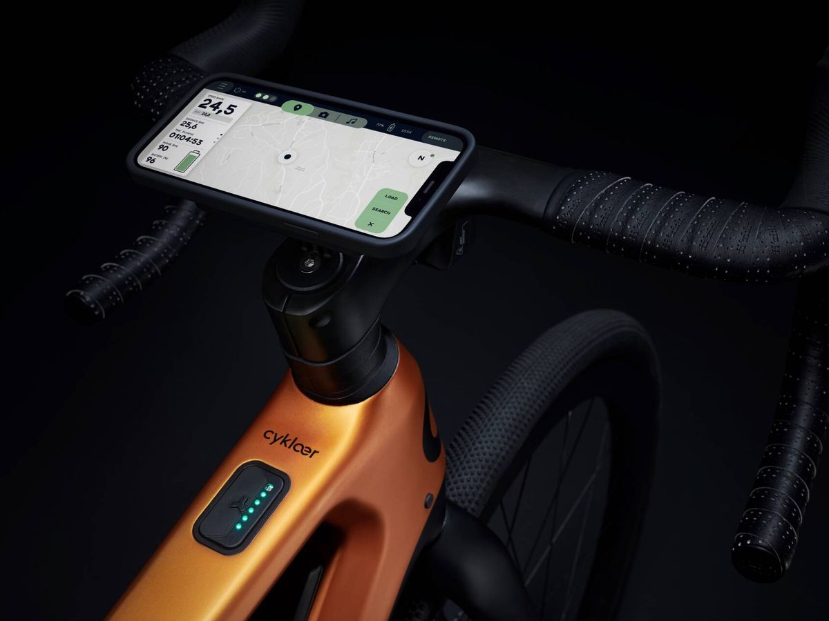Foto: La primera bicicleta de la nueva marca Cyklaer cuenta con un soporte que recarga el smartphone durante su uso. Y la pantalla puede operar como retrovisor.
