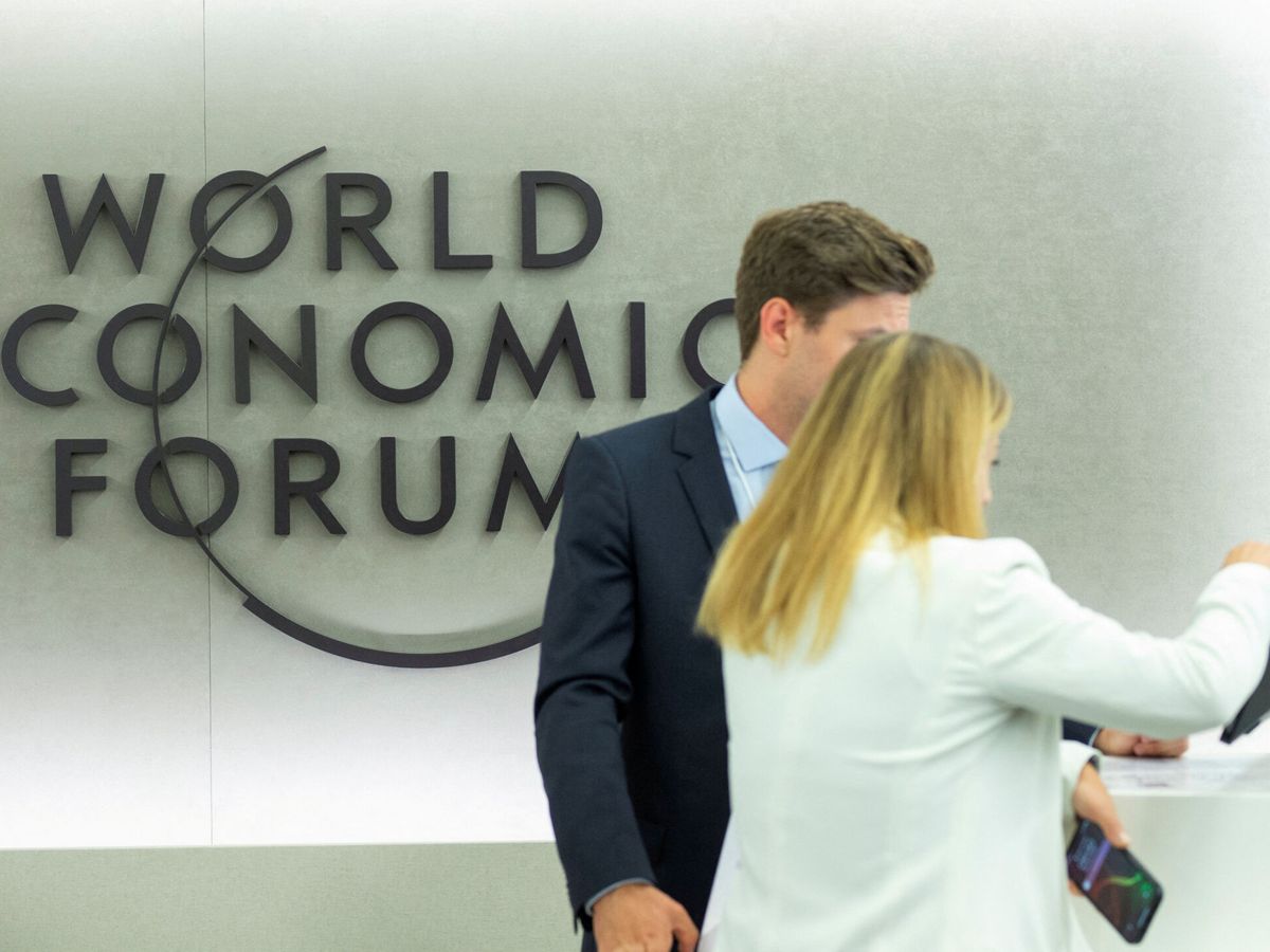 Foto: Dos ejecutivos en el World Economic Forum que arranca en Davos (Suiza) este lunes. (Reuters/Arnd Wiegmann) 