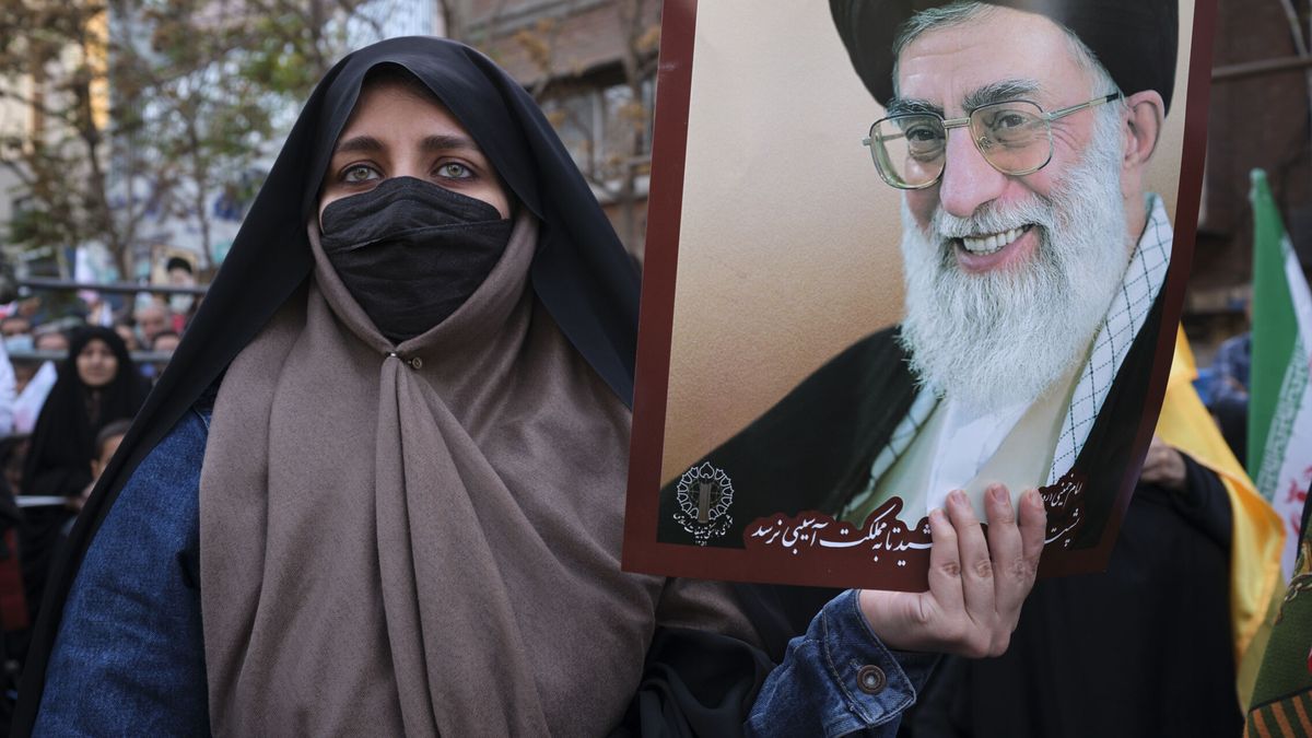 El líder supremo de Irán tacha de "crimen imperdonable" el envenenamiento de niñas