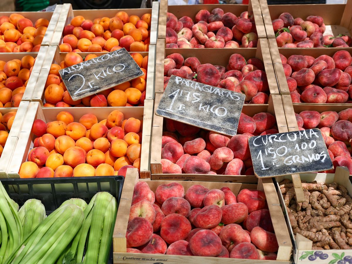 Foto: Cajas de frutas en un mercado de Madrid. (EP/Marta Fernández Jara)