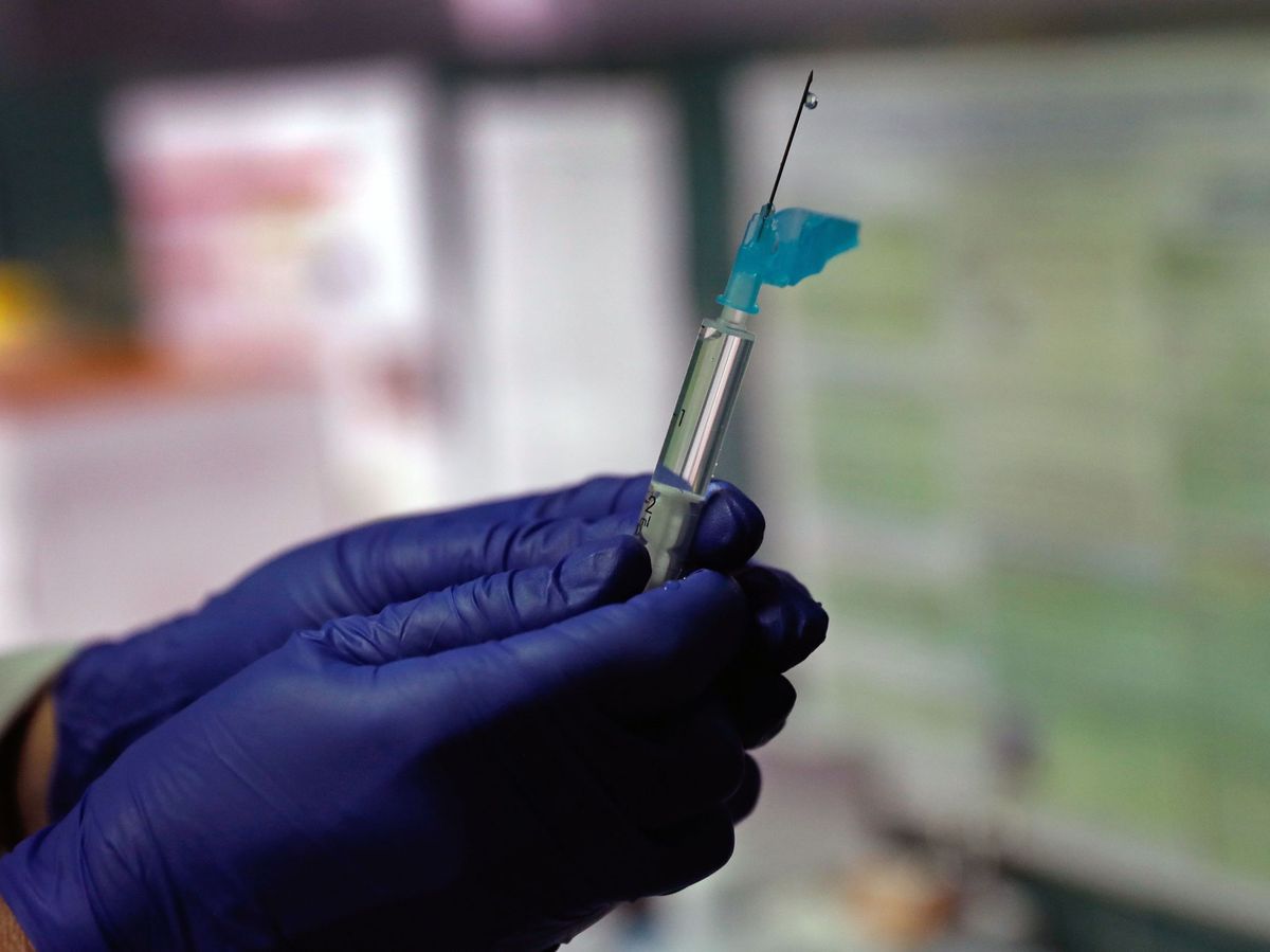 Foto: Una enfermera preparta una vacuna en Valencia. (EFE) 