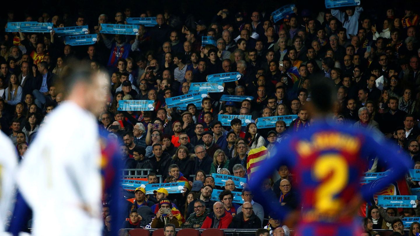 Aficionados en las gradas con pancartas de Tsunami Democràtic durante el partido entre el Barcelona y el Real Madrid. (EFE/Enric Fontcuberta)
