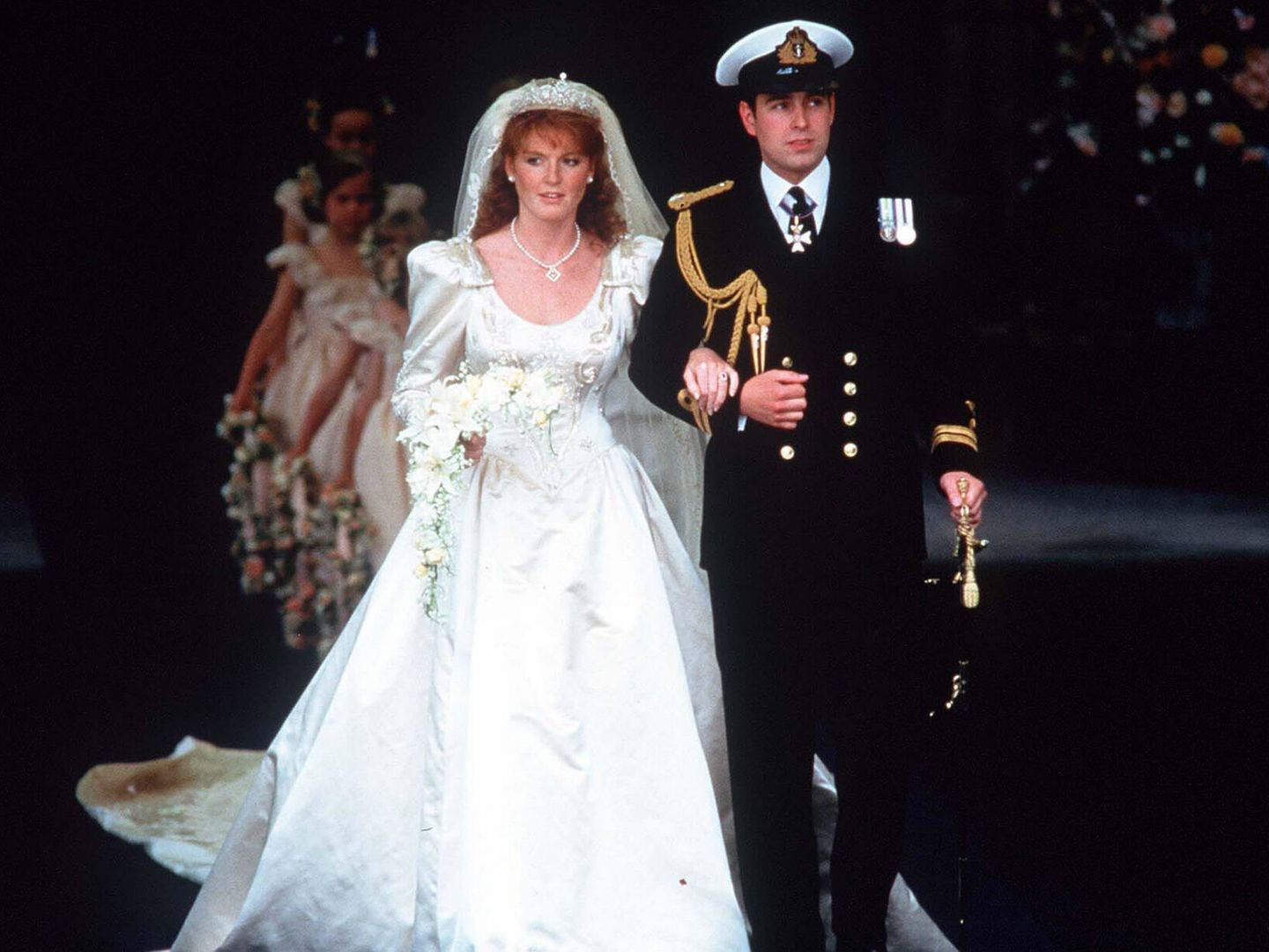 Sarah Ferguson y el príncipe Andrés el día de su boda. (Gtres)