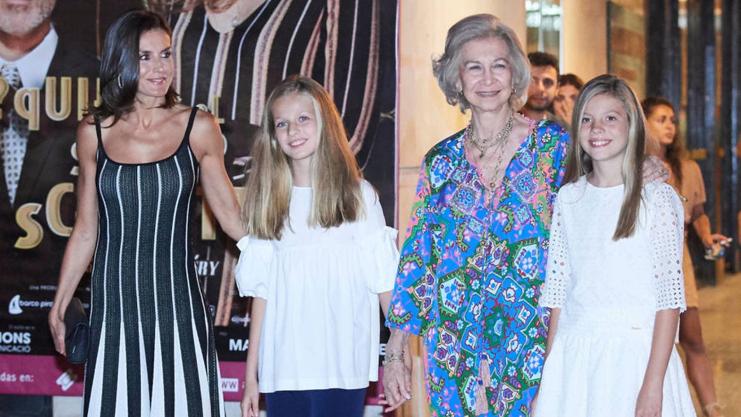 La reina Sofía, junto a sus nietas y la reina Letizia en Palma. (Limited Pictures)