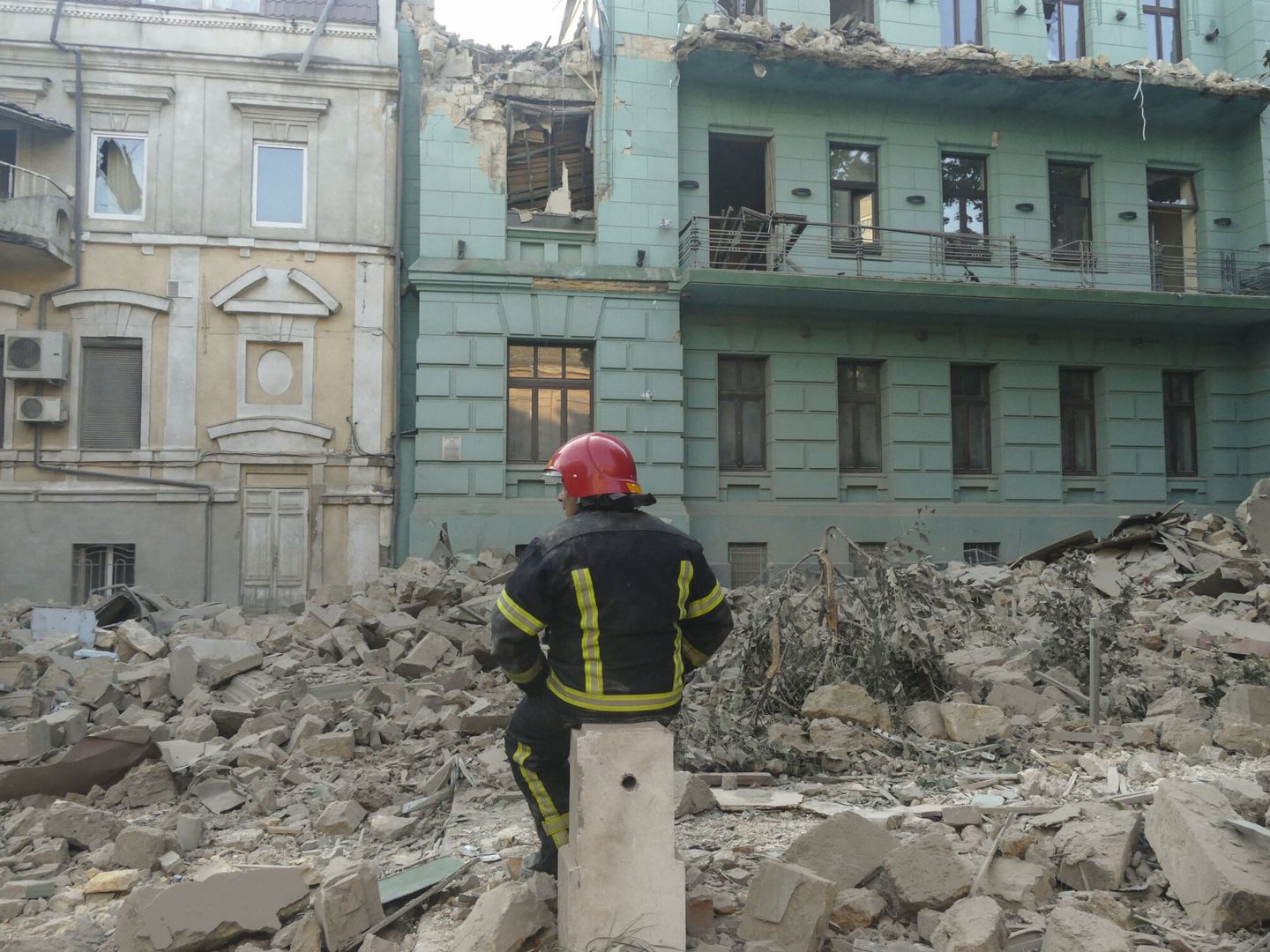 Bombero frente a escombros tras un bombardeo. (EFE/Igor Tkachenko)