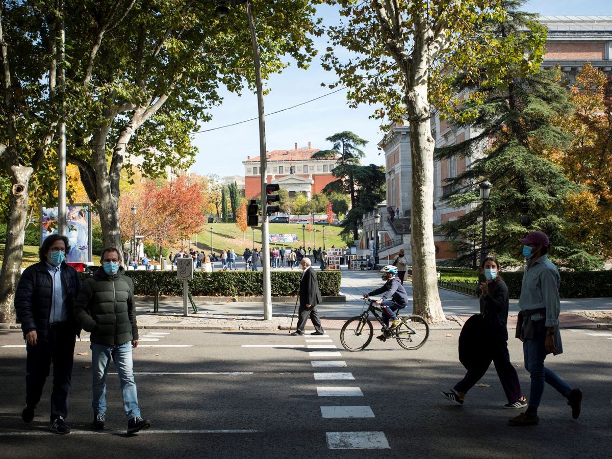 Foto: Gente paseando por el Paseo del Prado, en Madrid. (EFE/Luca Piergiovanni)