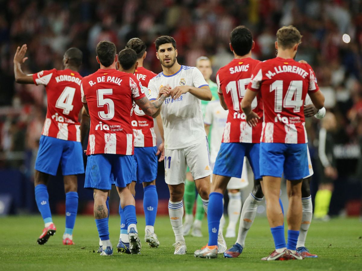 Foto: Marco Asensio felicita a los jugadores del Atlético de Madrid. (Reuters/Isabel Infantes)