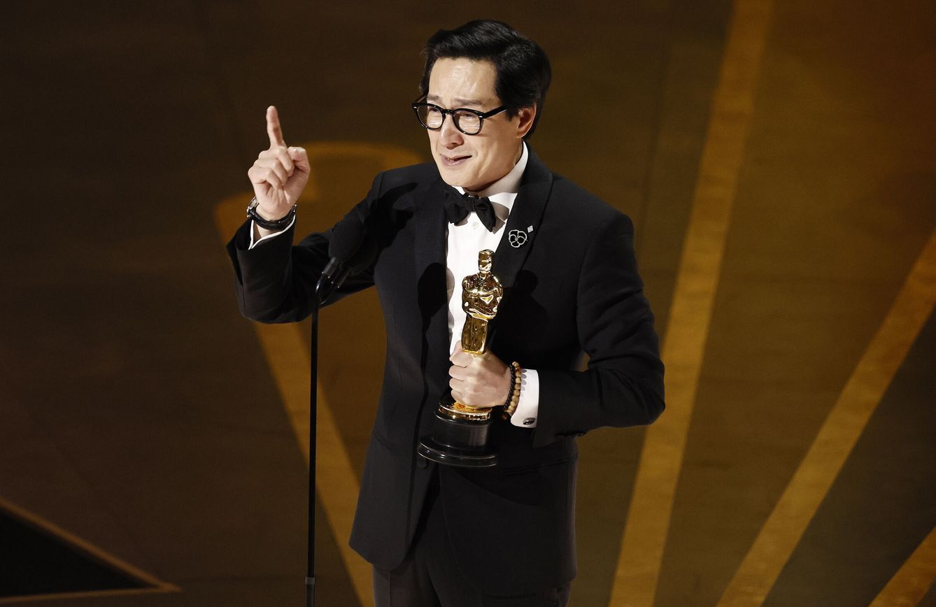 El actor Ke Huy Quan, durante su discurso al recoger el Oscar.