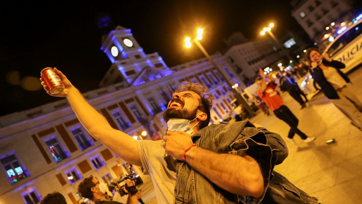 Un joven celebra en la Puerta del Sol. (Reuters)